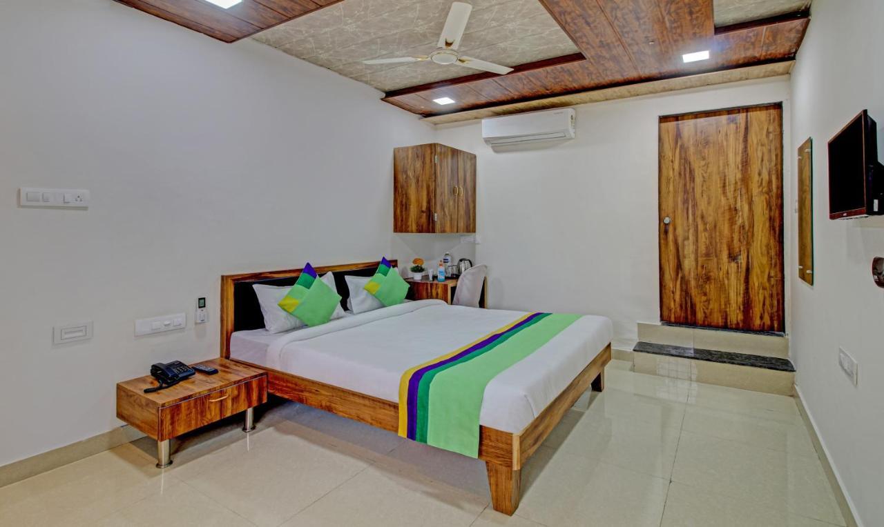 Sai Samrat Resort Satara Esterno foto