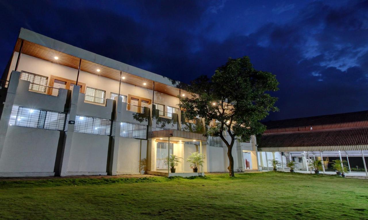 Sai Samrat Resort Satara Esterno foto