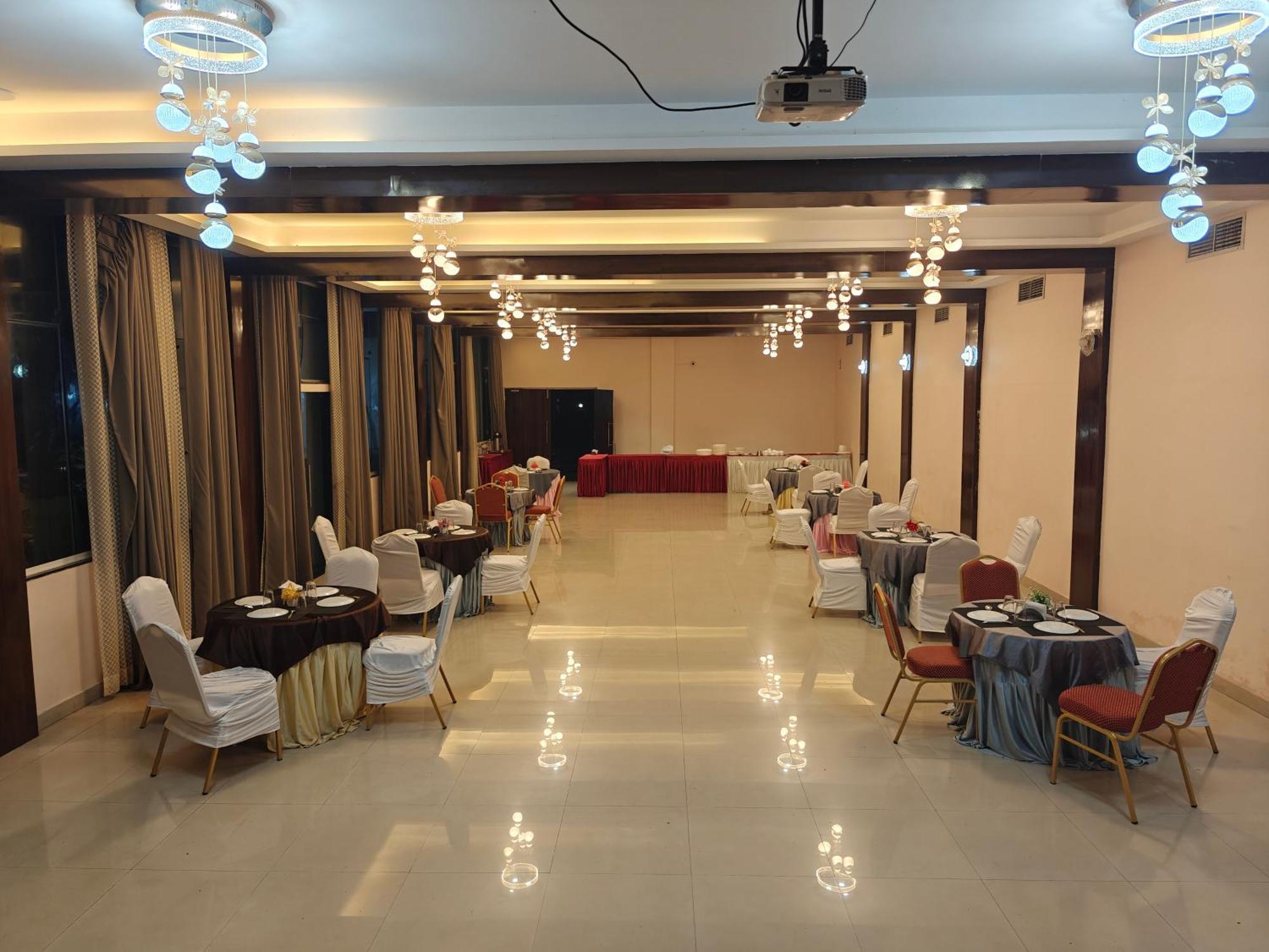 Sai Samrat Resort Satara Esterno foto